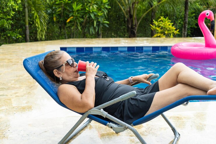 Photo senior woman relaxing in lounge chair at pool