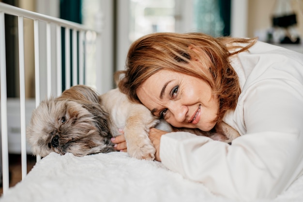 犬とくつろぐ年配の女性