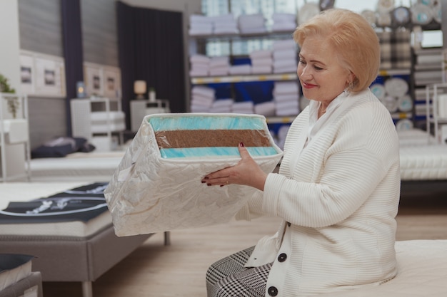 Acquisto senior della donna al negozio di mobili