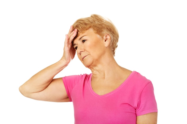 Photo senior woman suffering from headache against white background