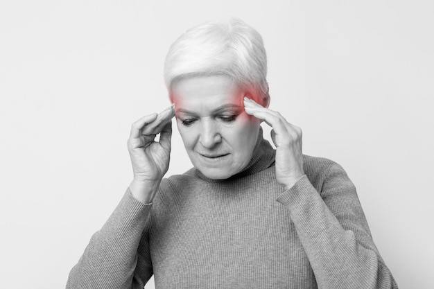 Photo senior woman suffering from a migraine with aura