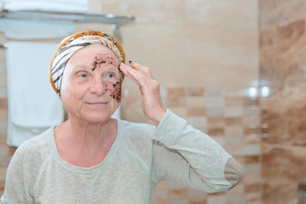 Photo senior woman taking care of her face