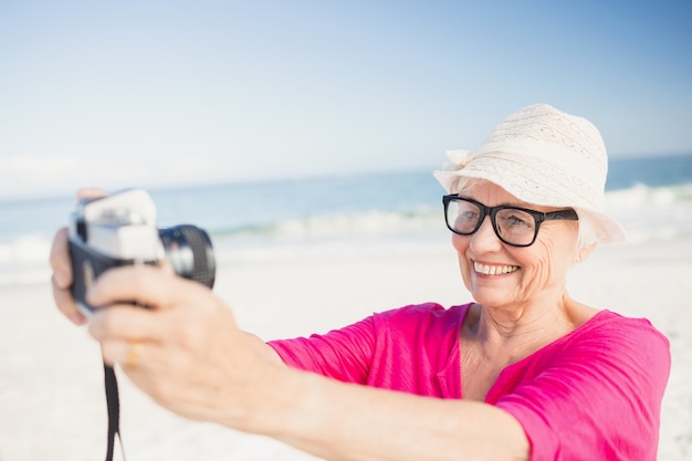 Selfieを取って年配の女性