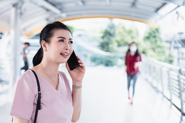 年配の女性が携帯電話で話しています。