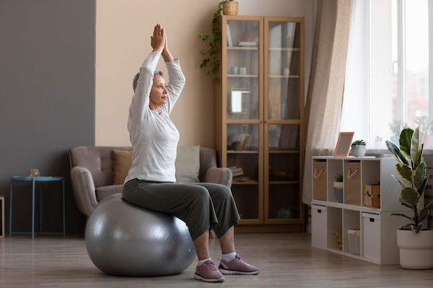 Photo senior woman training at home