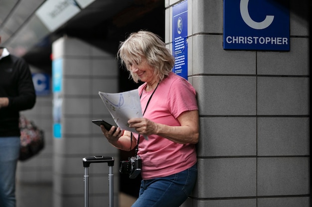 Photo senior woman traveling areound the world