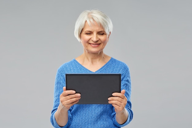タブレットコンピュータを使用する高齢女性