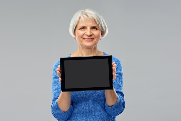 タブレットコンピュータを使用する高齢女性