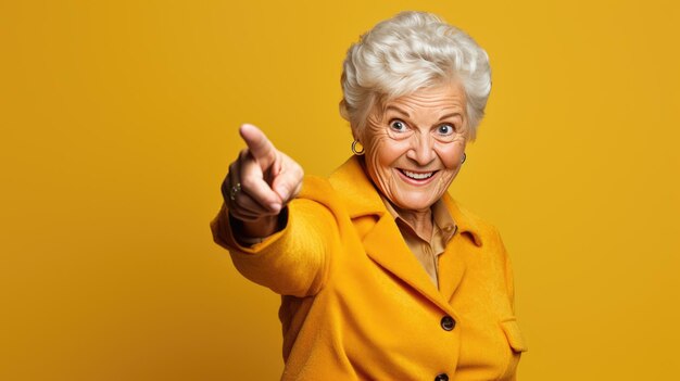 Пожилая женщина в повседневной одежде показывает рукой и пальцем в сторону и смотрит в камеру