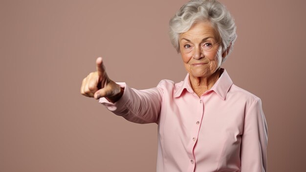 Donna anziana che indossa abiti casual che punta con la mano e il dito verso il lato guardando la telecamera