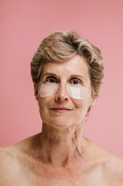 Photo senior woman wearing an eye mask