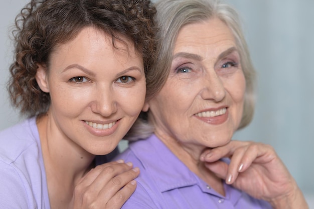 Photo senior woman with daughter