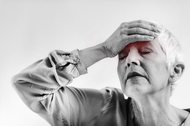 頭痛のある年配の女性