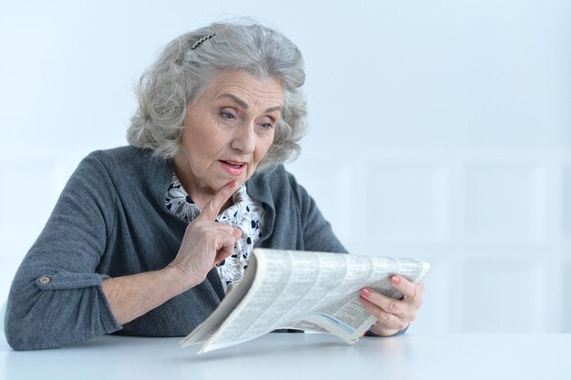 Photo senior woman with newspaper