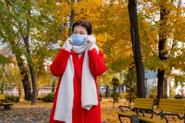 保護医療マスクを持つ年配の女性