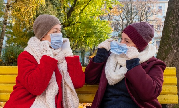 Photo senior woman with protective medical mask