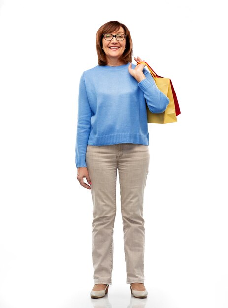 Photo senior woman with shopping bags isolated on white