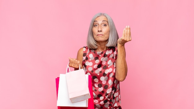 ショッピングバッグを持つ年配の女性
