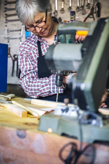 Photo senior woman working in factory