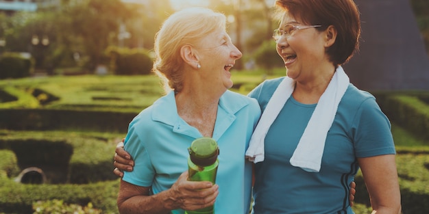 Photo senior women exercise friendship together