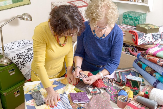 Photo senior women looking at textile