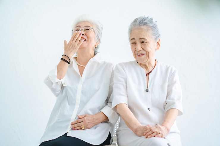Photo 明るい部屋で笑顔で話している年配の女性