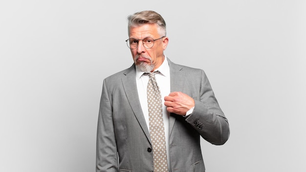 Senior zakenman die er arrogant, succesvol, positief en trots uitziet, wijzend naar zichzelf