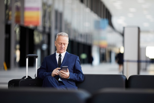 Senior zakenman in luchthaven