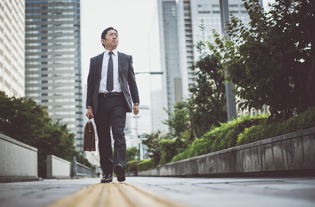 Senior zakenman momenten in de straten van Tokio