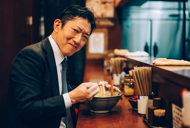 Senior zakenman momenten in de straten van tokio