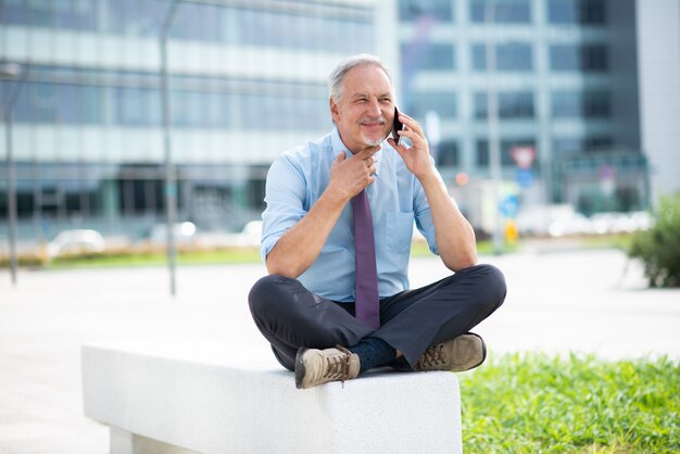 Senior zakenman praten aan de telefoon