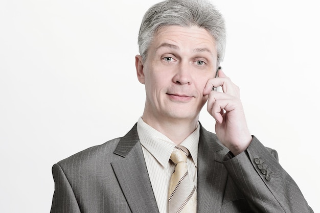 Senior zakenman praten op mobiele telefoon geïsoleerd op een witte