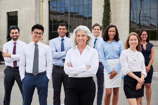 Senior zakenvrouw en collega's buitenshuis portret