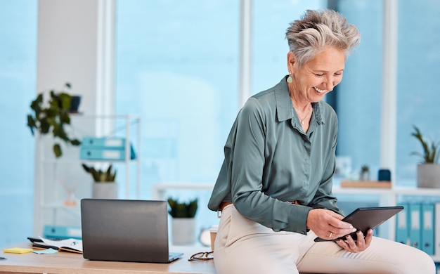 Senior zakenvrouw en tablet op kantoor voor internetten op sociale media of onderzoek Gelukkige oudere en vrouwelijke werknemer uit Canada met digitaal touchscreen voor netwerken of webscrollen