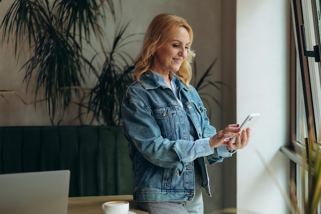 Senior zakenvrouw met behulp van een telefoon