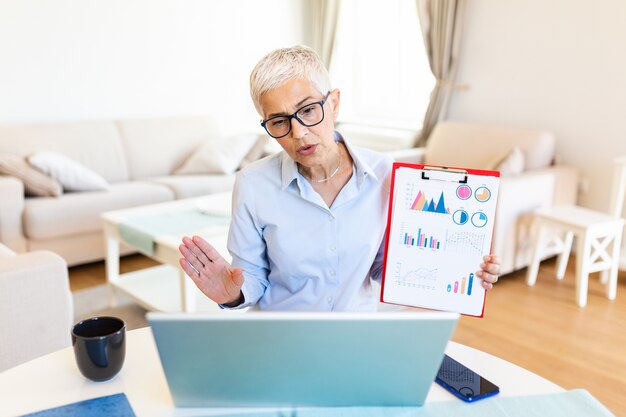 Senior zakenvrouw werken vanuit huis