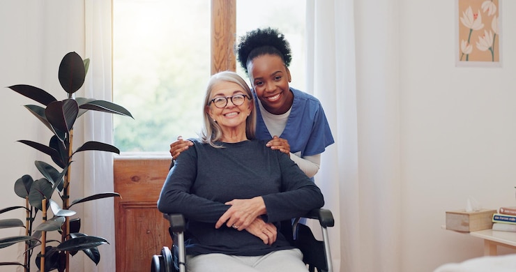 Foto senior zorgverpleegster en oude vrouw met rolstoel portret en glimlach in gezondheid in een verpleeghuis ondersteuning vriendelijkheid en gelukkig gezicht van verzorger met oudere persoon met een handicap voor thuiszorg