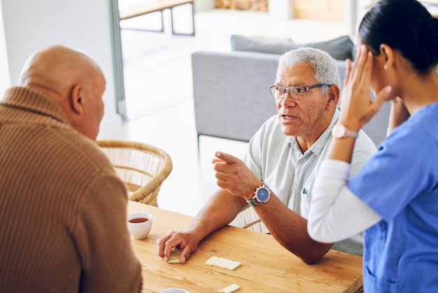 Senioren conflicteren en verpleegkundigen met stress of hoofdpijn door het werken met oudere mannen of vrouwen met burn-out of migraine Moe, gefrustreerd of verzorger met ruzie of ruzie in een verpleeghuis