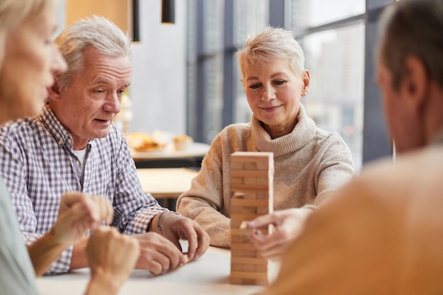 Senioren die jenga spelen