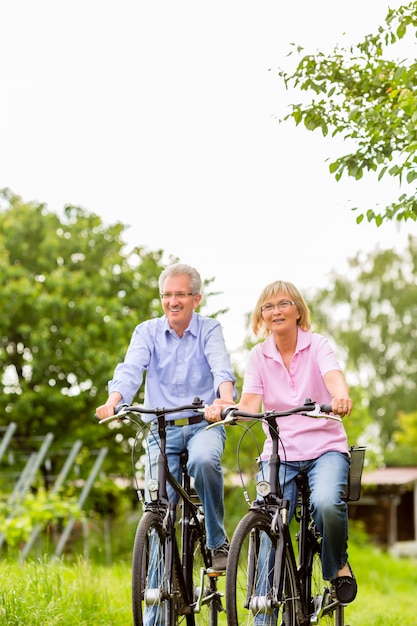 Senioren oefenen met fiets