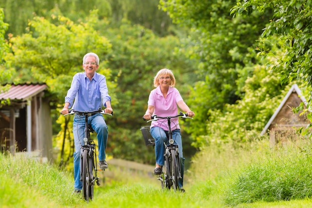 Senioren oefenen met fiets