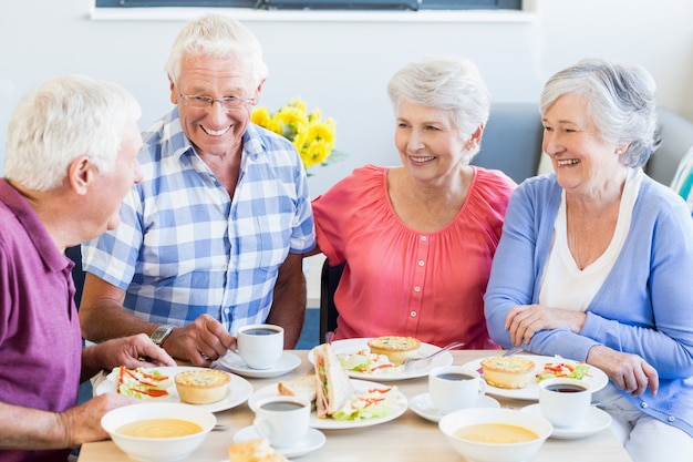 Senioren samen lunchen