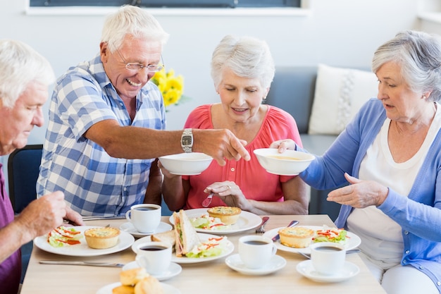 Senioren samen lunchen