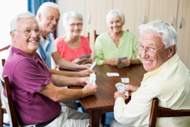 Senioren speelkaarten samen