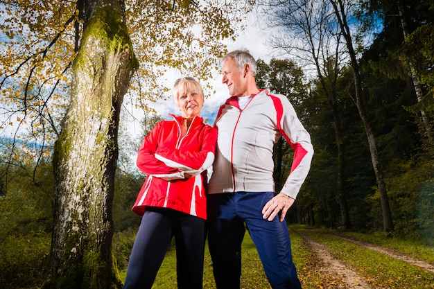 Senioren sporten op een bosweg