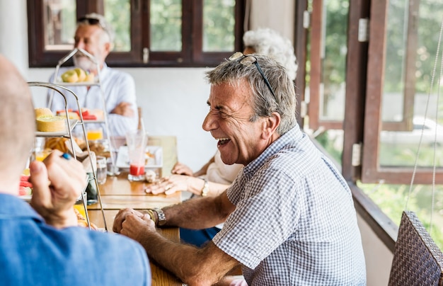 Anziani che si godono la colazione