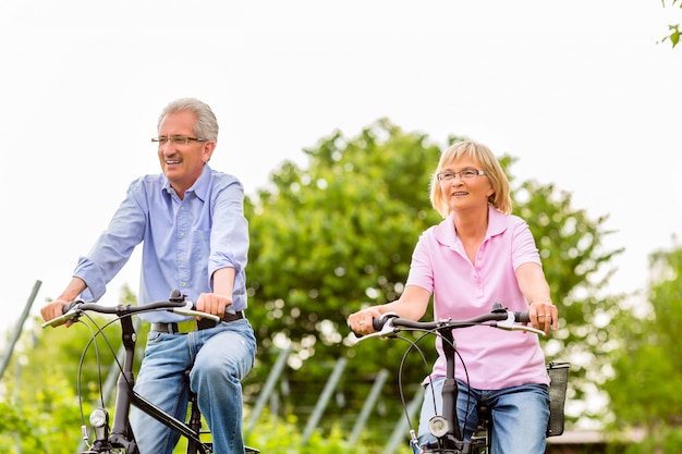 Anziani che si esercitano con la bicicletta