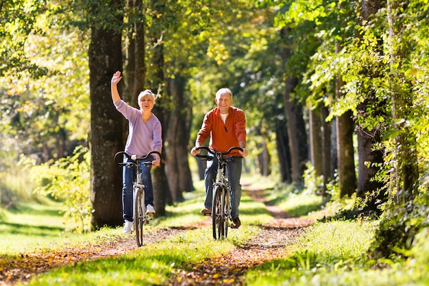 Anziani che si esercitano con la bicicletta