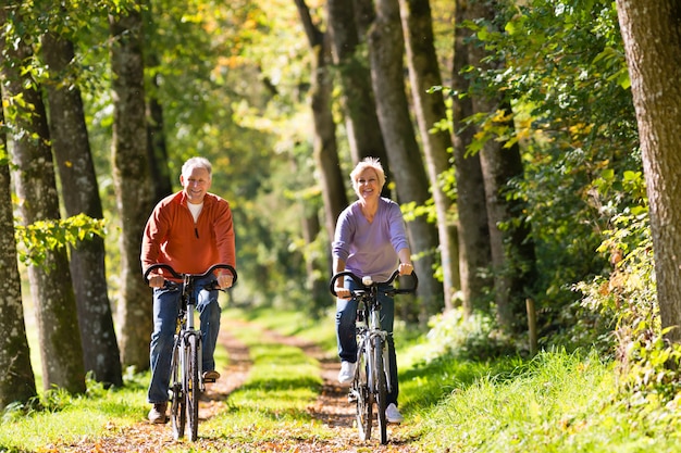 Anziani che si esercitano con la bicicletta
