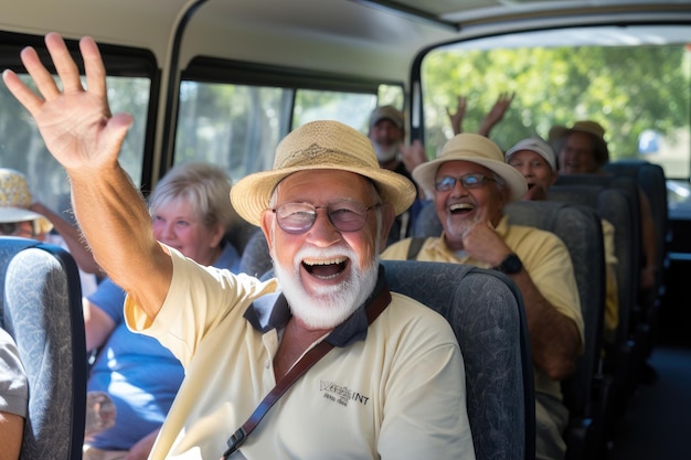 Пожилые люди в исследовании мира на туристическом автобусе